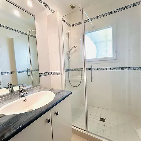 Hébergement de vacances Enchanteur à : Maison 3 Pièces, 6 Couchages, Proche Avec Jardin Et Terrasse Sud - Fr-1-245-155 *