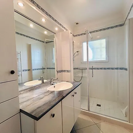Enchanteur à : Maison 3 Pièces, 6 Couchages, Proche Avec Jardin Et Terrasse Sud - Fr-1-245-155 *