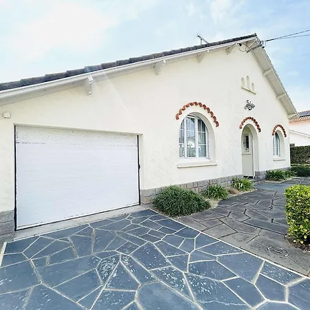 Hébergement de vacances Enchanteur à : Maison 3 Pièces, 6 Couchages, Proche Avec Jardin Et Terrasse Sud - Fr-1-245-155