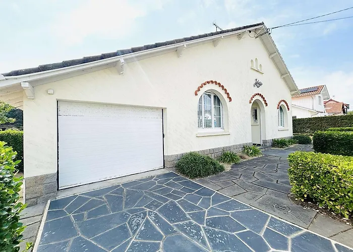 Hébergement de vacances Enchanteur à : Maison 3 Pièces, 6 Couchages, Proche Avec Jardin Et Terrasse Sud - Fr-1-245-155