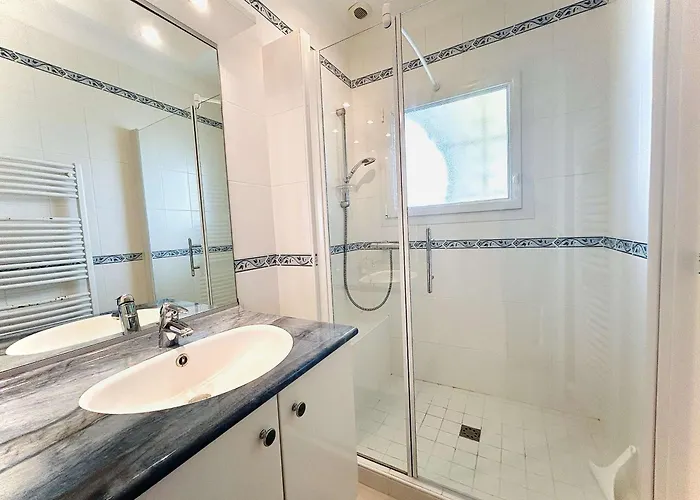 Hébergement de vacances Enchanteur à : Maison 3 Pièces, 6 Couchages, Proche Avec Jardin Et Terrasse Sud - Fr-1-245-155 *