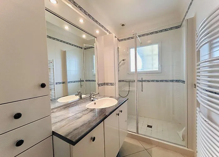 Enchanteur à : Maison 3 Pièces, 6 Couchages, Proche Avec Jardin Et Terrasse Sud - Fr-1-245-155 *